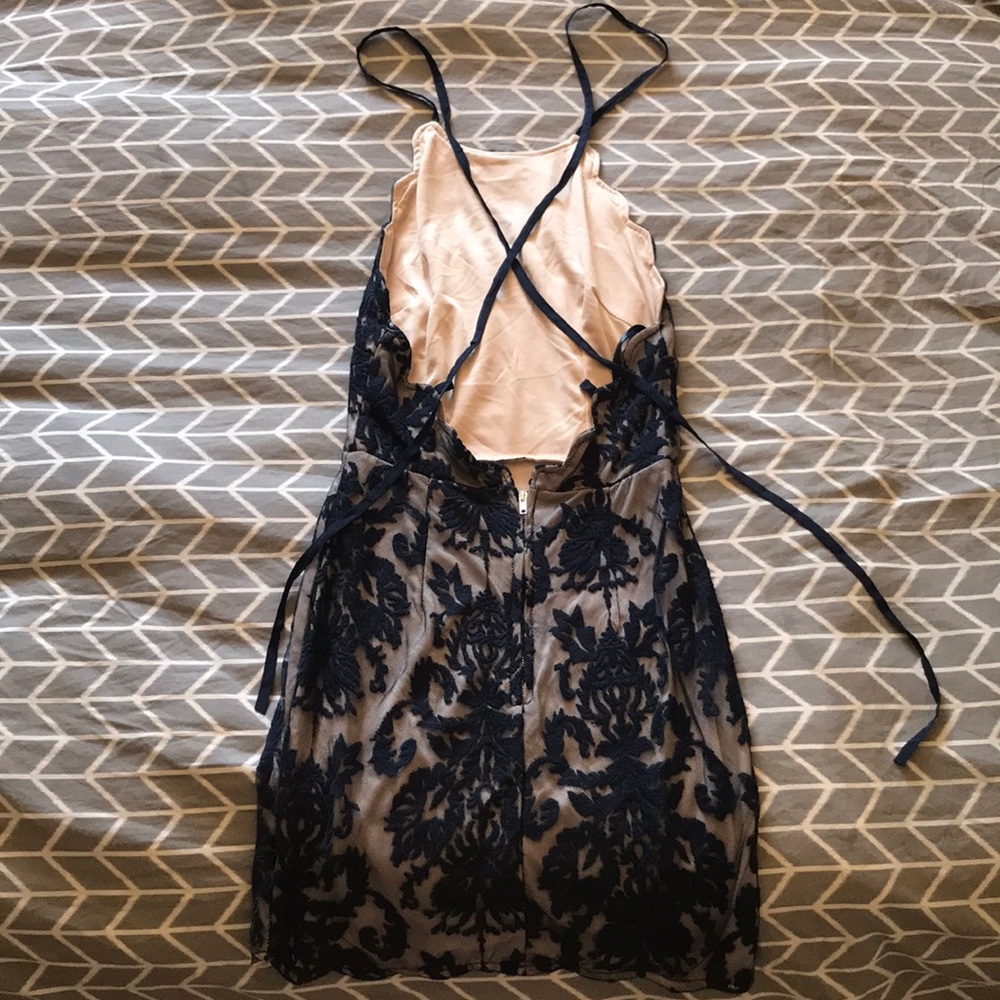 Mini bodycon navy blue/nude lace dress